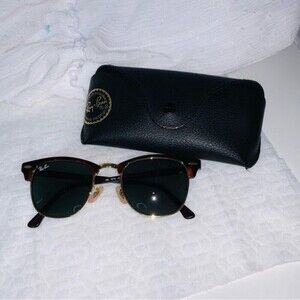 frame Ray-Ban RB3016 Clubmaster Classic Sunglasses, unisex with a Ray-Ban case.